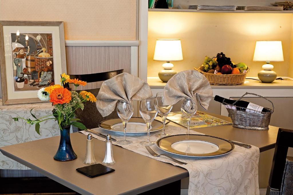 Logis Hotel Du Pont Neuf Le Veurdre Kültér fotó