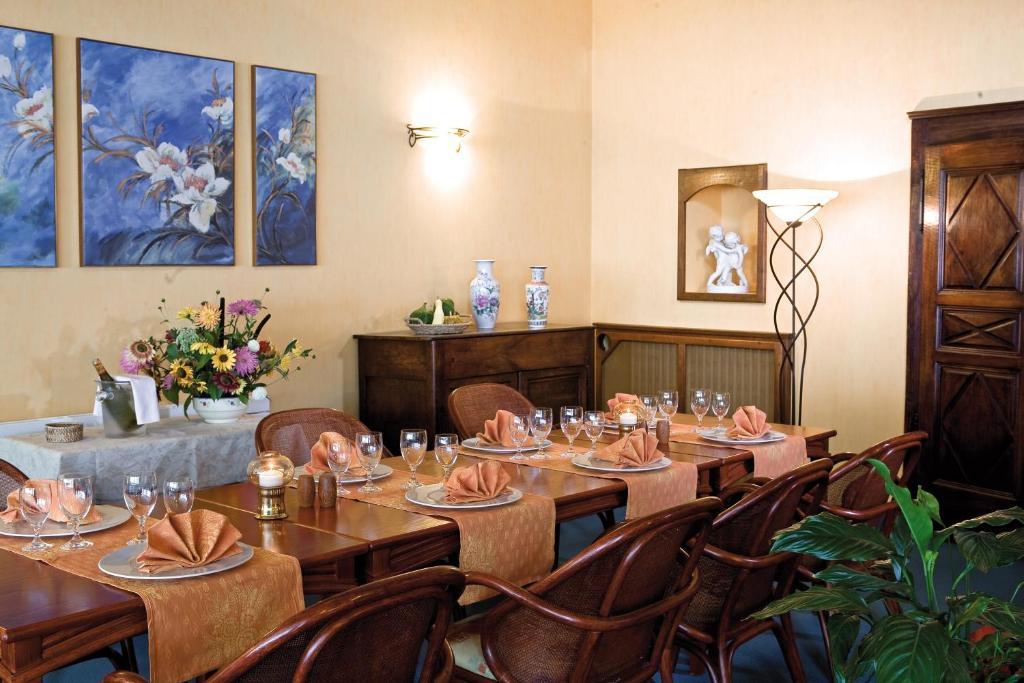 Logis Hotel Du Pont Neuf Le Veurdre Kültér fotó