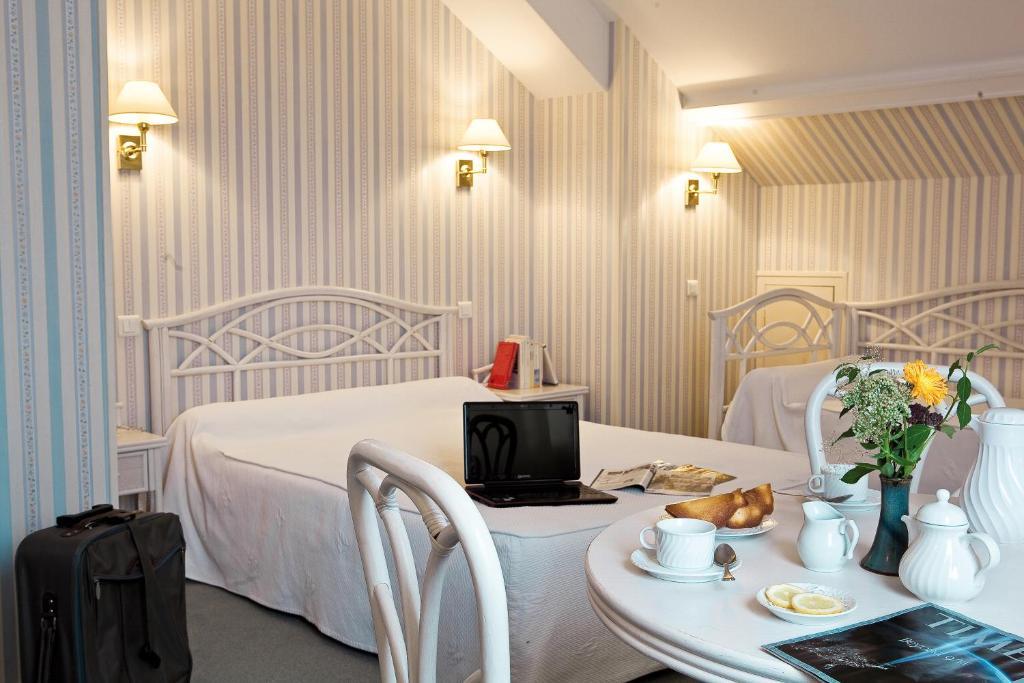 Logis Hotel Du Pont Neuf Le Veurdre Szoba fotó