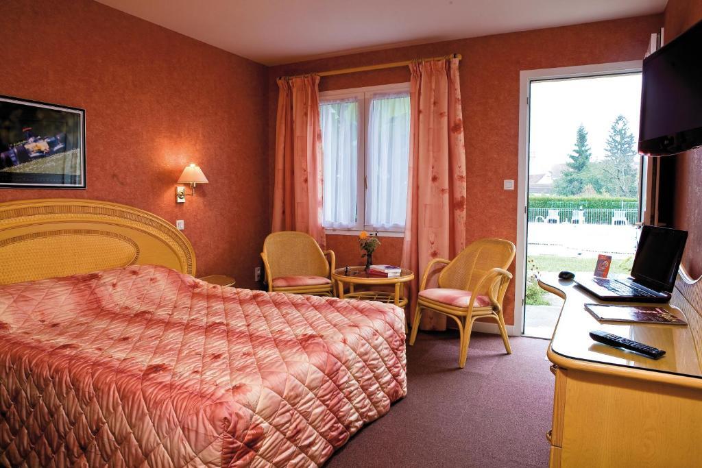 Logis Hotel Du Pont Neuf Le Veurdre Szoba fotó