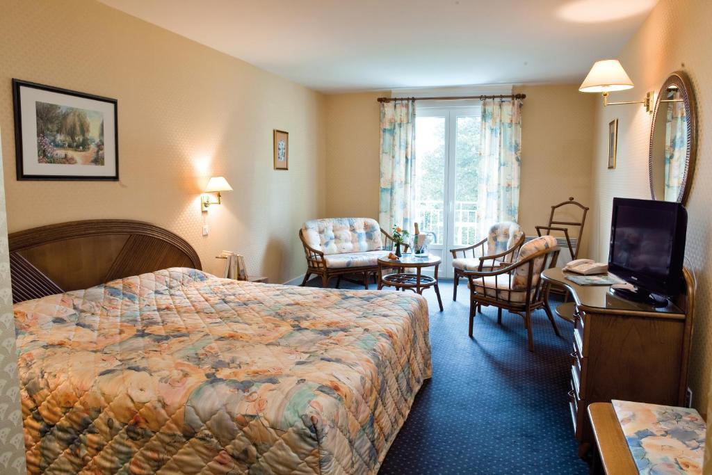 Logis Hotel Du Pont Neuf Le Veurdre Szoba fotó
