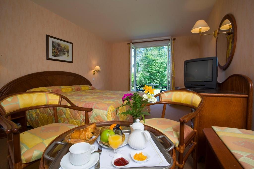 Logis Hotel Du Pont Neuf Le Veurdre Szoba fotó