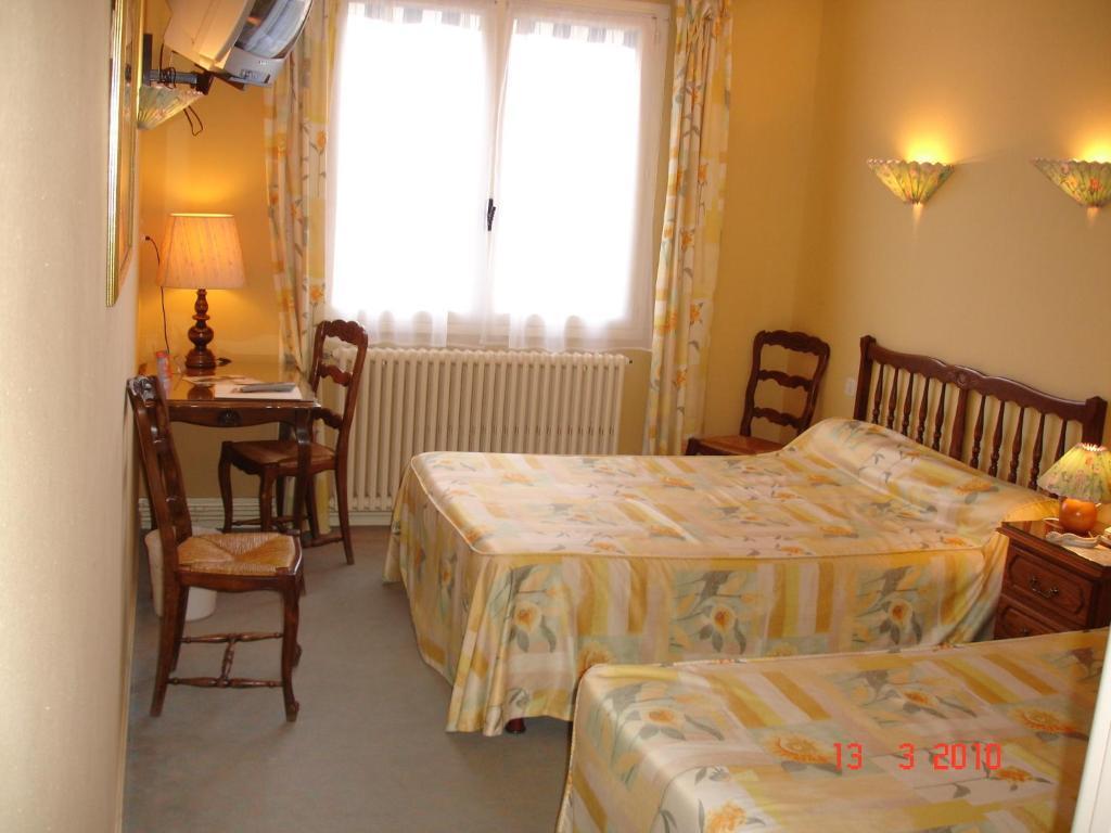 Logis Hotel Du Pont Neuf Le Veurdre Szoba fotó